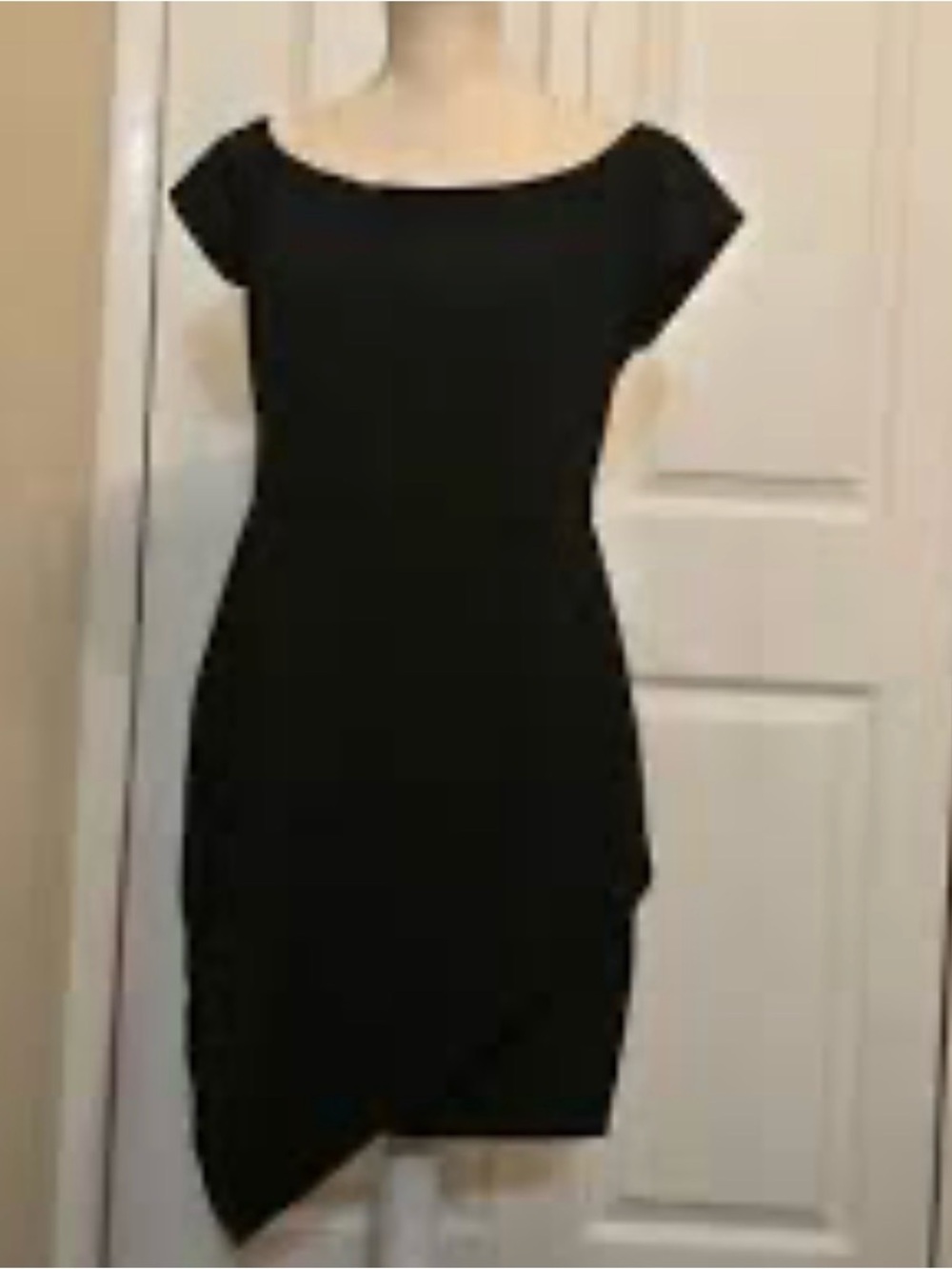Premier amour size 4 Black Asymmetrical Cap-Sleeve Dress